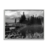 Stupell Industries Crno -bijeli oblačni krajolik jezero most Foggy planine uokvirene zidne umjetnosti, 11, dizajn Daniel Sproul